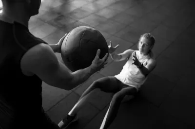 Séance de renforcement musculaire avec coach sportif au Mans utilisant un medicine ball